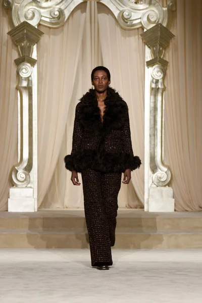 Look 16
